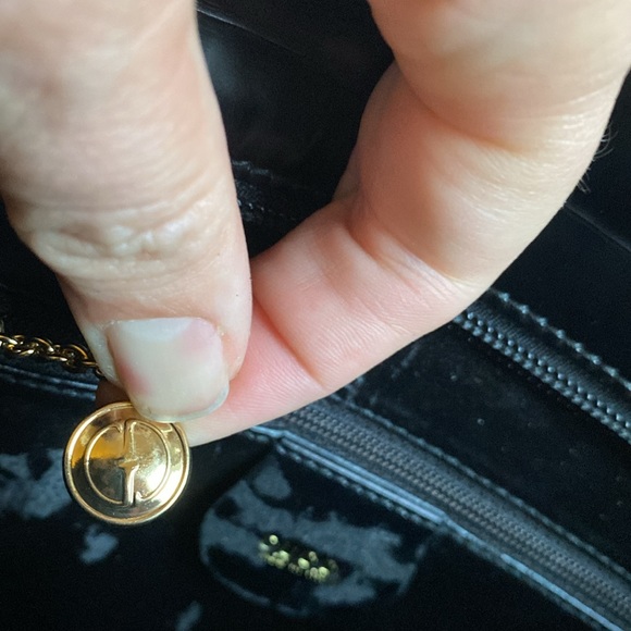 Gucci Rare Vintage Black Smooth Leather Shoulder Bag with Gold Logo - Picture 12 of 13